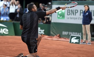 Jo-Wilfried Tsonga fête sa victoire en quart de finale de Roland-Garros contre Nishikori, le 2 juin 2013.