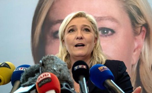 La présidente du FN Marine Le Pen s'exprime lors d'une conférence de presse, le 7 décembre 2015 à Lille