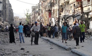 Des résidents du camp palestinien de Yarmouk, au sud de Damas en Syrie, le 7 juillet 2014