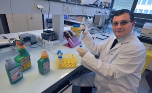 Le professeur Gilles-Eric Séralini, auteur d'une étude controversée sur des effets d'un OGM et du pesticide Roundup sur des rats, persiste et signe avec un nouvelle étude montrant selon lui que les pesticides sont "deux à mille fois plus toxiques" qu'annoncés.