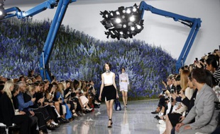 Des mannequins lors du défilé Dior de la semaine de la mode à Paris, le 2 octobre 2015