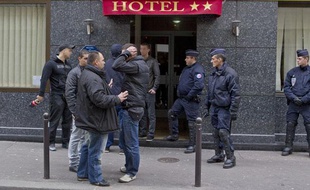 Paris le 07 novembre 2012. Sortie de garde à vue des supporters croates interpellés la veille devant l'hôtel qu'ils occupaient à proximité de la place de la Bastille où des échauffourées ont opposé des supporters du Dinamo Zagreb et ceux du PSG le lundi 5 novembre 2012 au soir. Récupération de leurs affaires à leur hôtel encadrés par la police.