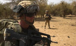 Dans les sables du Mali comme dans les montagnes afghanes, les soldats français en opération sont autorisés à porter et utiliser des équipements achetés à leurs frais, qu'ils préfèrent à ceux qui leur sont fournis.