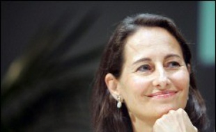 Ségolène Royal a annoncé mercredi qu'elle proposait un emploi rémunéré cet été dans les services de la Région Poitou-Charentes, dont elle est présidente, à un jeune homme qui l'avait entartée le 16 juin à La Rochelle.