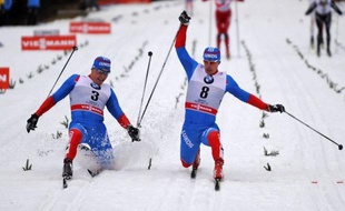 Le Russe Maxim Vilegzhanin et la Polonaise Justyna Kowalczyk ont remporté la poursuite style classique, première étape du Tour de ski, compétition combinant sept épreuves et comptant pour la Coupe du monde de ski de fond, dimanche à Oberhof.