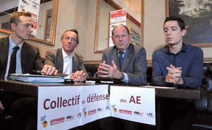 Le collectif de défense des autoentrepreneurs lors d'une conférence de presse le 5 juin 2013.