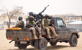 Des soldats nigériens en patrouille le 13 mars 2015 dans le camp de Kabalewa, qui accueille de nombreux réfugiés ayant fui l'offensive de Boko Haram dans le nord-est du Nigeria