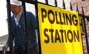 Devant un bureau de vote en Irlande, le 25 mai 2018.