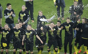 Les joueurs du Borussia Dortmund fêtent leur 2e titre de champion consécutif, le 21 avril 2012.