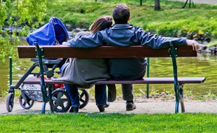 Illustration de jeunes parents.