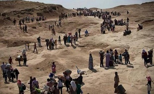 Des déplacés originaires de Sinjar fuient vers la région autonome du Kurdistan, dans le nord de l'Irak, le 4 août 2014