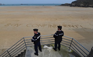 Des gendarmes surveillent le respect du confinement à Saint-Lunaire, le 20 mars 2020.