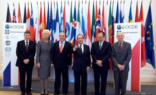 Les Etats-Unis et la zone euro doivent s'abstenir de tout excès de rigueur budgétaire dans les prochains mois pour éviter que l'économie mondiale, en plein accès de faiblesse, plonge à nouveau dans la récession, prévient mardi l'OCDE.