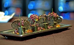 Ce que produit David Faure dans son Aphrodite est assez unique, en cassant les codes pour du néoclassique exotique ou du design de tradition. Le chef a autant de qualités que sa cuisine de saveurs : foie gras et cèpes en opéra sorbet balsamique blanc, dos de lapin farci au basilic et samossa d’épaule confite au romarin cocos aux baies de gou qi zi (ou goji), « carpachaud » de wagyu australien en daube niçoise minute… Une grosse inventivité, notamment sur les desserts, à rapprocher de son explosif menu à 99 € baptisé « R » évolution.
A partir de 27 €. Note G & M : Aphrodite. 10, bd Dubouchage 06000 Nice. Tél. 04 93 85 63 53.