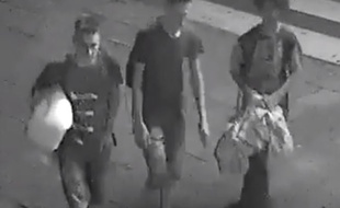 Le beau geste des trois adolescents a été immortalisé par les caméras de vidéosurveillance de la ville.