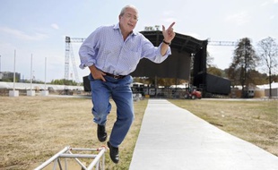 Jean-Paul Huchon en pleine démonstration d'« Air Guitar » pour « 20 Minutes ».