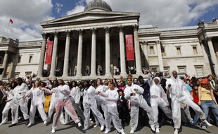Les fans de Michael Jackson dansent sur «Thriller» à Trafalgar Square à Londres pour célébrer les 51 ans de la star, le 29 août 2009.