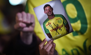 Un supporter nantais brandit une photo d'Emiliano Sala, mardi 22 janvier 2019 à Nantes.