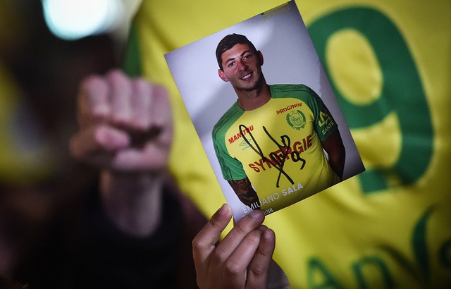 Un supporter nantais brandit une photo d'Emiliano Sala, mardi 22 janvier 2019 à Nantes. — L.Venance/AFP © Veuillez patienter pendant quelque instant