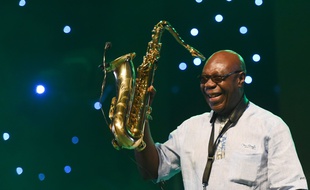 Manu Dibango, lors d'un concert à Abidjan, en Côte d'Ivoire, en juin 2018.