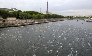 Le 10 juillet 2011, les concurrents du triathlon de Paris nageaient dans la Seine.