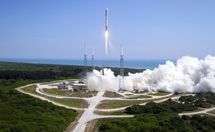 Lancement d'une fusée contenant le drone spatial de l'US Air Force, à Cap Canaveral (Floride), le 20 mai 2015.