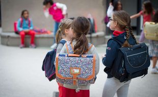Trois écolières à leur rentrée des classes