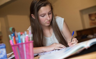 Illustration d'une lycéenne en train de réviser son bac.