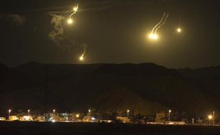 Des tirs de riposte israéliens aperçus près d'Eilat (Israël), le 18 août 2011.