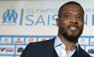 Tonton Pat', son costard et son sourire ultra-bright.
