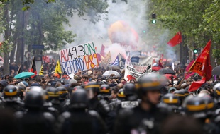 Les manifestants contre la loi Travail se dirigent vers le boulevard Diderot (Paris), le 19 mai 2016.