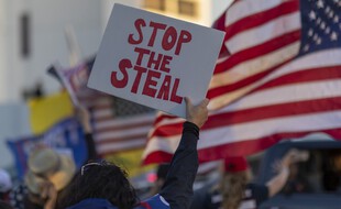 Une pancarte 'arrêtez le vol' (de l'élection) à une manifestation pro-Trump.