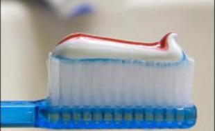 Dentifrice sur une brosse à dents.