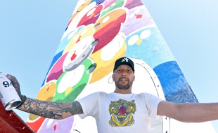 Le graffiti artiste d'origine toulousaine CEET, installé depuis 17 ans en Chine, peint actuellement un mur dans le quartier d'Empalot.