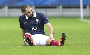 Karim Benzema se tient la cuisse gauche lors de France-Arménie, le 8 octobre 2015 à Nice.