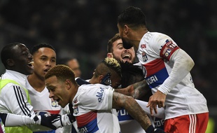 Les Lyonnais célèbrent le but de Bertrand Traoré, dimanche dans le derby. PHILIPPE DESMAZES