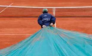 Deuxième jour à Roland-Garros et déjà la pluie, Paris, le 26 mai 2008.