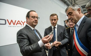 François Hollande visite l'entreprise Prodways aux Mureaux, à l'ouest de Paris le 12 mai 2016