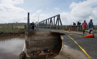 Un pont endommagé par le cyclone Pam, près de Port Vila au Vanuatu, le 15 mars 2015