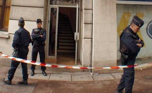 Des policiers devant le domicile de Frédéric R. à Clichy-en-Garenne.