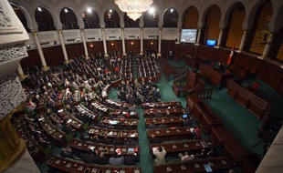 Les députés tunisiens nouvellement élus assistent à la session inaugurale du Parlement, à Tunis, le 2 décembre 2014.