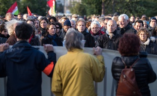 Près de 2000 personnes se sont rassemblées pour rendre hommage aux victimes des attentats parisiens, samedi après-midi sur l'île de Nantes. S. Salom-Gomis/SIPA/1511211912