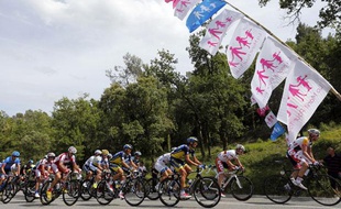 Les coureurs du Tour de France passent devant des drapeaux d'opposants au Mariage pour tous, le 3 juillet 2013.