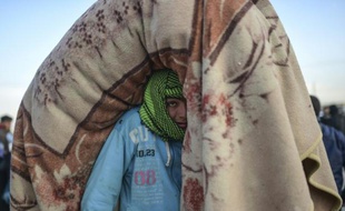 Un réfugié syrien transporte ses effets et se dirige vers Bab al-Salam, près de Azaz (nord de la Syrie) pour traverser la frontière turque, le 5 février 2016
