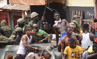 Les gens célèbrent la prise du pouvoir par les forces spéciales guinéennes, après l'arrestation du président guinéen, Alpha Condé, lors d'un coup d'État à Conakry, le 5 septembre 2021.