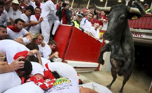 Un taureau s'élance lors du premier lâcher de "toros" pour les fêtes de San Fermin, à Pampelune, le 7 juillet 2011. Image d'illustration.