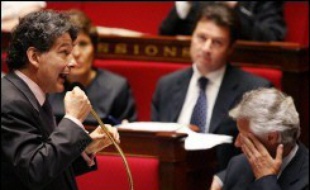 Une bataille parlementaire sans précédent va opposer à partir de jeudi le gouvernement et l'UMP à la gauche sur le projet de loi prévoyant la privatisation de GDF pour permettre sa fusion avec Suez, sous l'oeil inquiet des consommateurs et des syndicats.