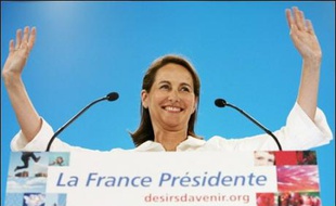 Ségolène Royal a déclaré mardi à des journalistes que si François Bayrou rejoignait le "pacte présidentiel" proposé aux Français, "bien sûr" il y aurait des ministres UDF au gouvernement.