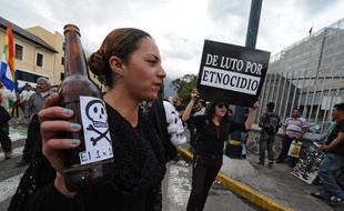 Des militants écologistes devant l'Assemblée nationale, à Quito le 3 octobre 2013