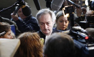 La cour d'assises de Paris a condamné à des peines de cinq à douze ans de prison sept hommes soupçonnés d'appartenir au "gang des Estoniens", pour quatre braquages commis en 2007 et 2008 dans des bijouteries de luxe parisiennes